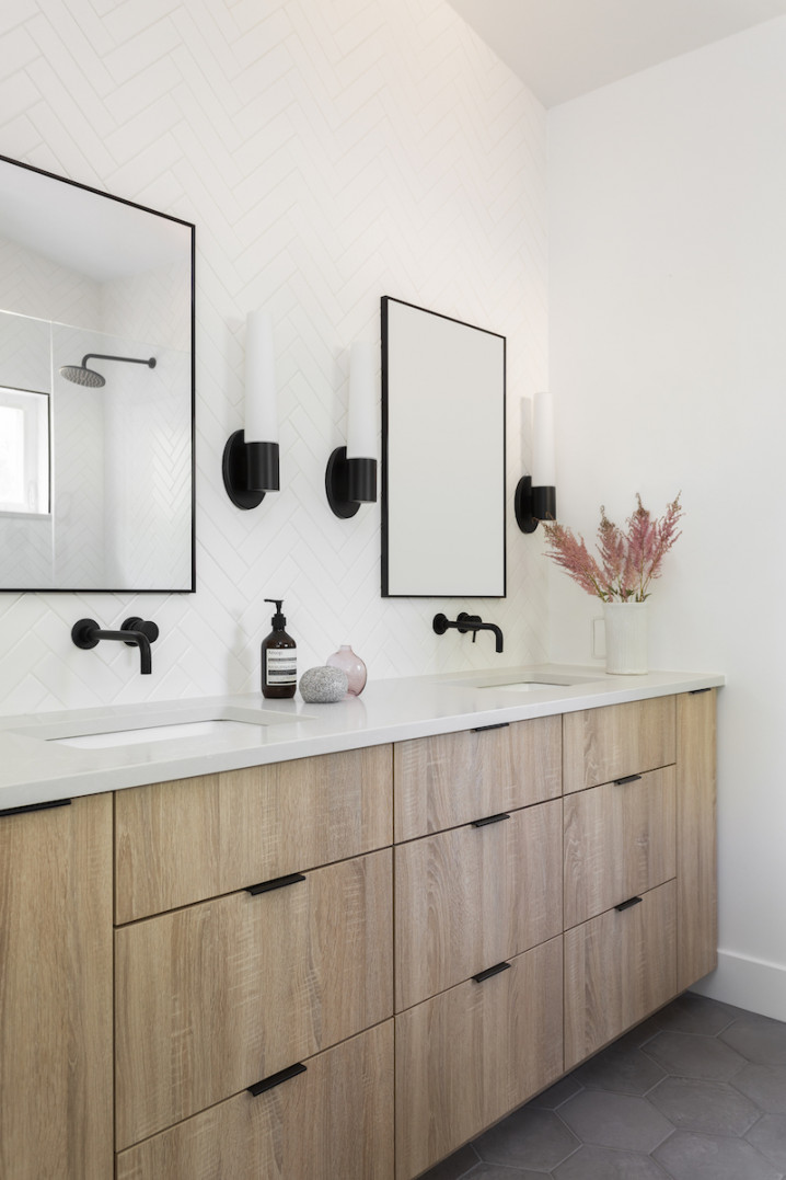 bathroom-interior-design-dual-sinks-tile-backsplash