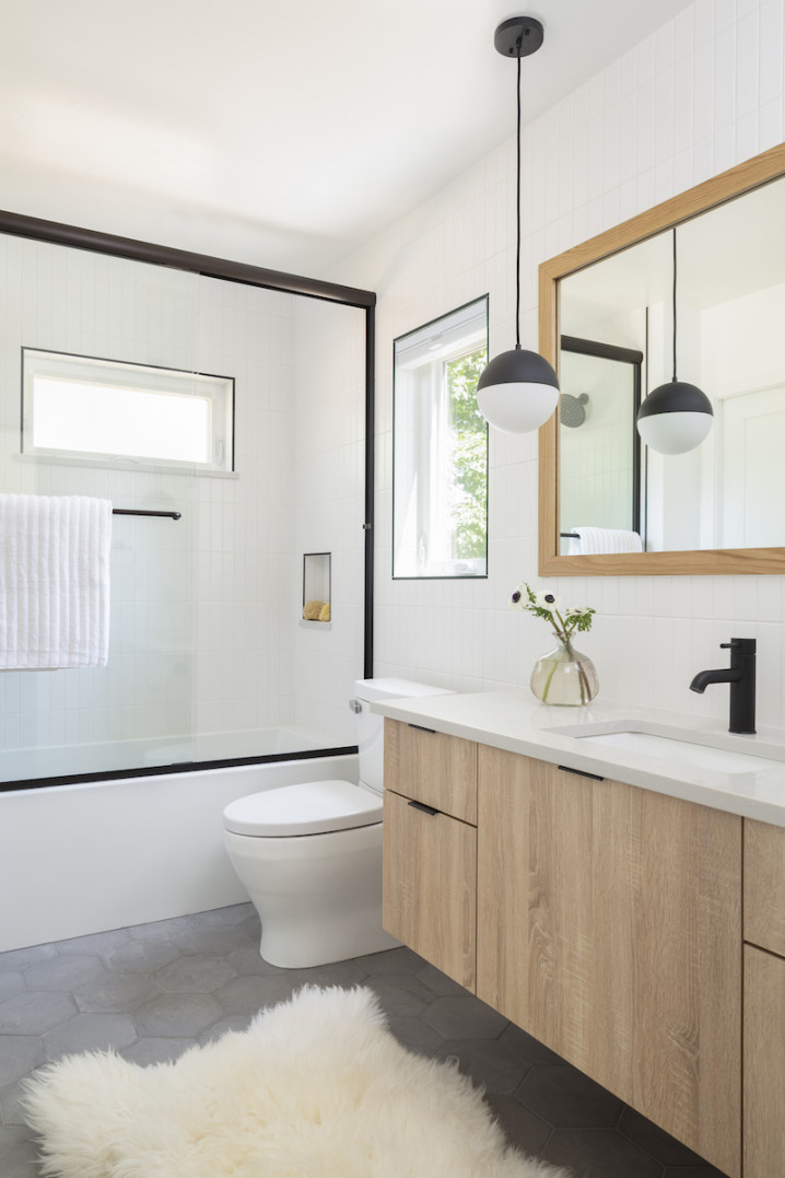 faux-fur-white-rug-bathroom-interior-design