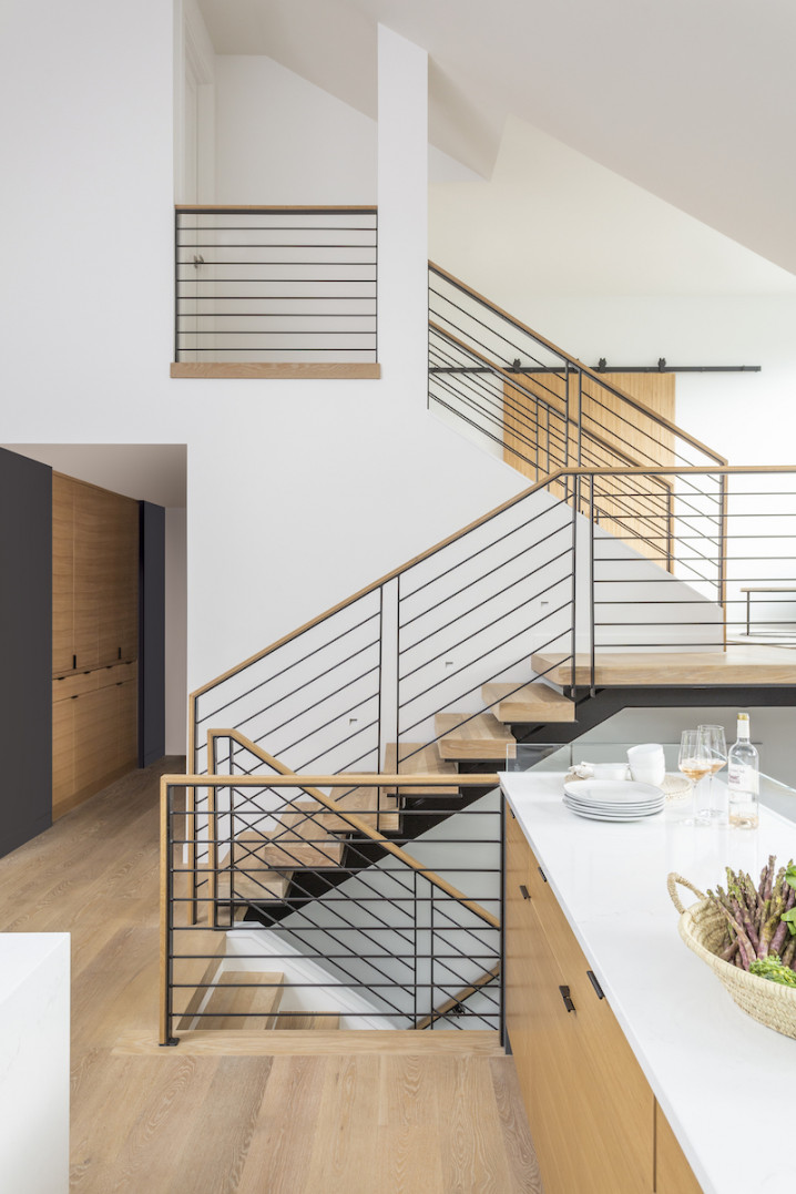 multi-level-staircase-interior-design-black-wire-handrail
