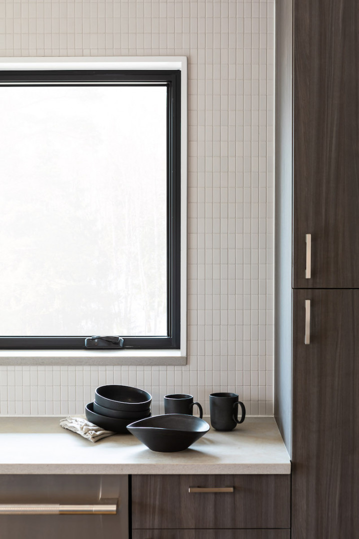 off-white-beige-tile-kitchen-backsplash-black-dishware