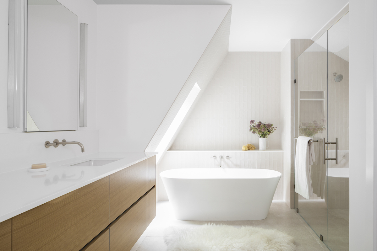 white-bathroom-interior-design-faux-fur-rug